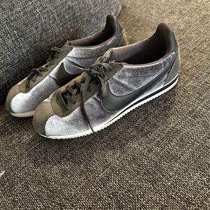 Nike Men's Gray Sneakers size women 10